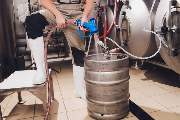 Craft beer brewing equipment in brewery Metal tanks, alcoholic drink production. - Foto, Imagen