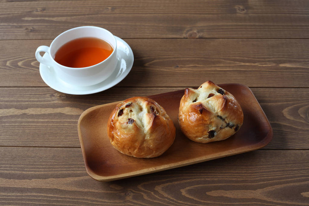 Maza kenyeret angol tea izolált fa asztal - Fotó, kép