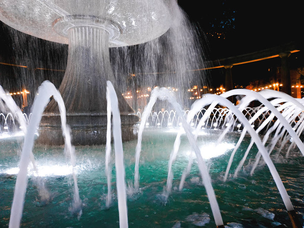 Fountain Square, a szökőkút központjában Baku, Azerbajdzsán fővárosa éjjel - Fotó, kép