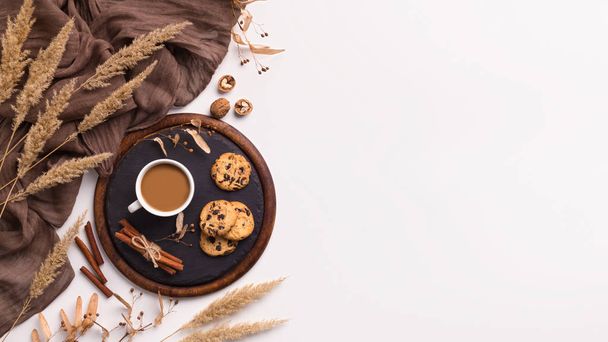 composición de café, galletas y spicas sobre blanco
 - Foto, imagen