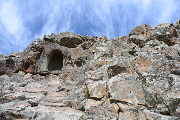 Památník Fasillaru je velkou sochou Zabijitské bouře-Boha, vyobrazený v horském chrámu, stojícího nad horským Bohem mezi dvěma lvy. Nachází se na svahu kopce západně od městečka Fasllar v Beysehiru, Konya - Fotografie, Obrázek