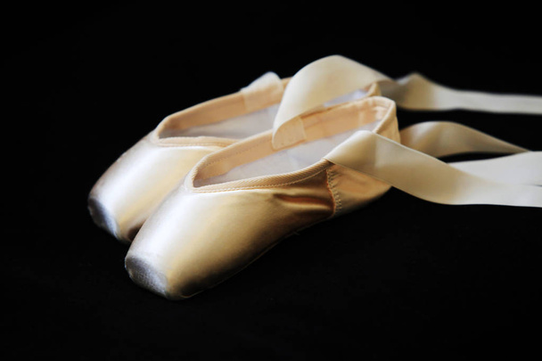 Точки балету ізольовані на чорному тлі
 - Фото, зображення