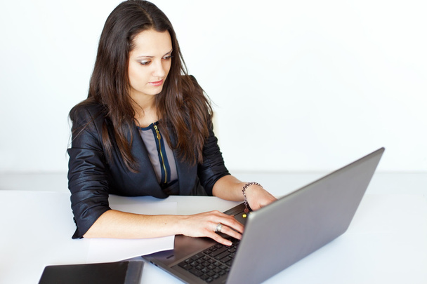 giovane donna d'affari che lavora su laptop - Foto, immagini