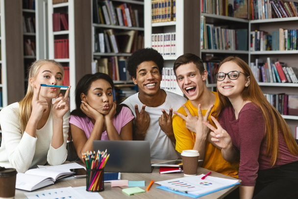 Ryhmä kansainvälisiä opiskelijoita hauskaa opiskellessaan
 - Valokuva, kuva