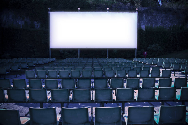Kino na wolnym powietrzu z białym ekranem projekcyjnym-stonowany obraz - Zdjęcie, obraz