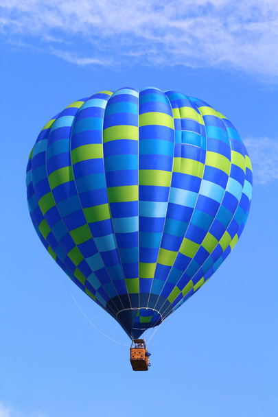 Festival balonů-festival balónů, výstava horkovzdušných balónků v městském parku. Horkovzdušní balónek v letu na pozadí modrého nebe. - Fotografie, Obrázek