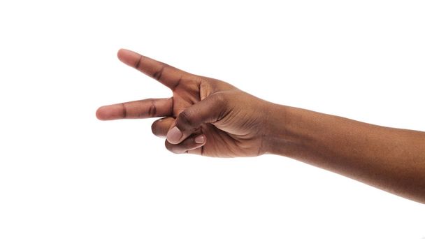 Main féminine montrant deux doigts, paix ou signe en V sur fond blanc
 - Photo, image