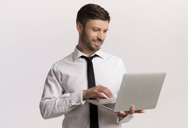 Homme d'affaires travaillant sur ordinateur portable sur fond blanc
 - Photo, image