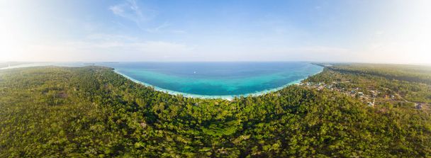 Εναέρια θέα τροπική παραλία κοραλλιογενή ύφαλο Καραϊβικής θάλασσα κατά το ηλιοβασίλεμα. Νήσος Κέι, Ινδονησία αρχιπέλαγος των Μολούκων. Κορυφαίος ταξιδιωτικός προορισμός, καλύτερες καταδύσεις με αναπνευστήρα, εκπληκτική πανοραμική θέα. - Φωτογραφία, εικόνα