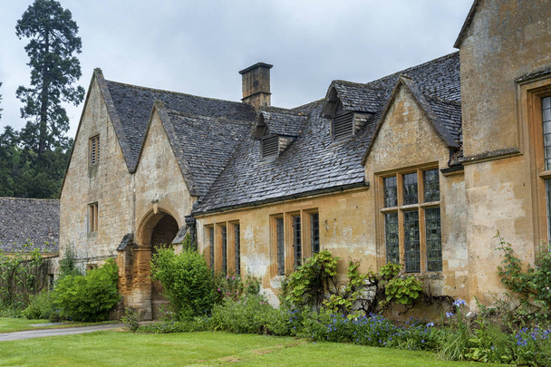 stanway, england - May, 26 2018: stanway manor house built in jacobean period architecture 1630 in guiting yellow stone, in the cotswold village of stanway, gloucestershire, cotswolds, uk    - Foto, Bild