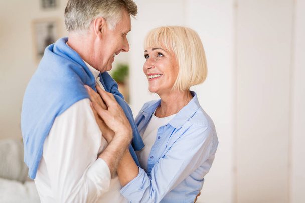 glückliches Seniorenpaar umarmt, genießt die Zeit zu Hause - Foto, Bild