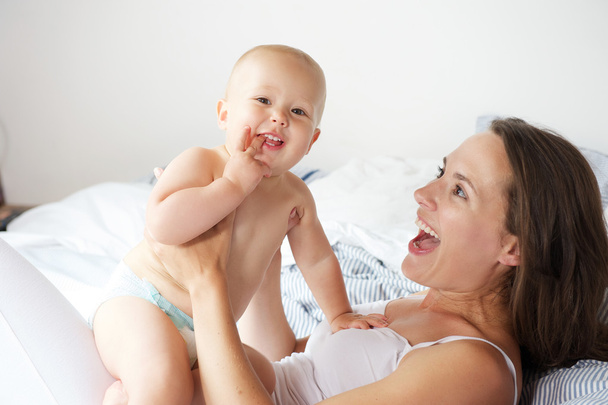 陽気な母と幸せな赤ちゃんの肖像画 - 写真・画像