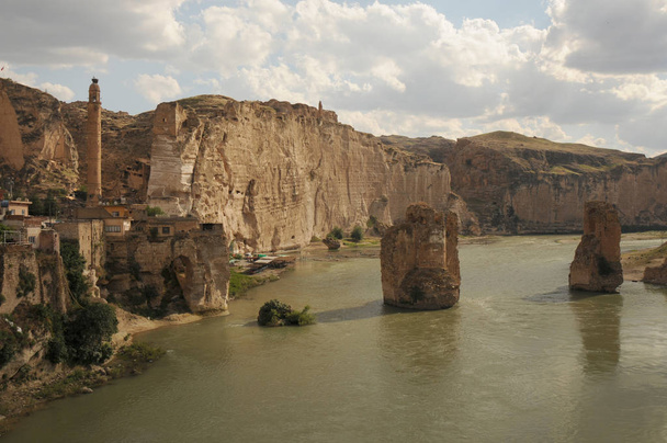 Hasankeyf is een stad in Turkije, gelegen aan de rivier de Tigris in de provincie Batman. Het werd uitgeroepen tot natuurbehoud. - Foto, afbeelding