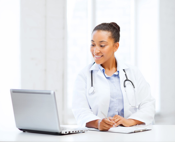 Female doctor with laptop pc - Foto, Imagen