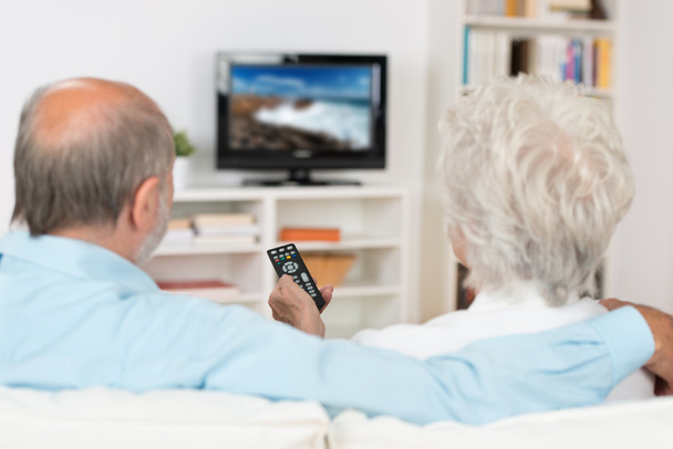 Elderly couple watching television - Foto, afbeelding
