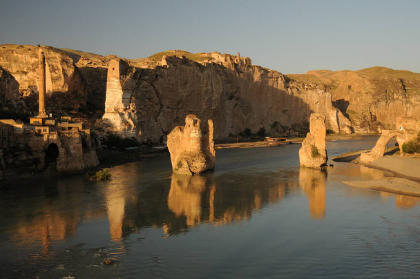 Hasankeyf is an ancient town and district located along the Tigris River in the Batman Province in southeastern Turkey. It was declared a natural conservation. - Photo, Image