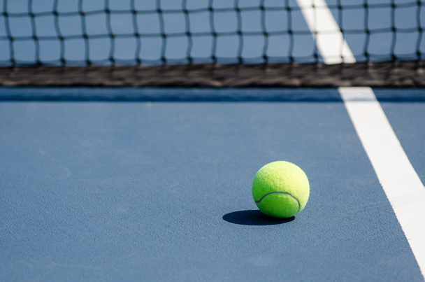 Tennis Ball tenniskentällä net
 - Valokuva, kuva