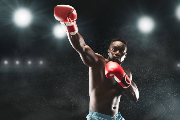 Imagem do boxeador mma preto profissional lutando na arena do estádio
 - Foto, Imagem