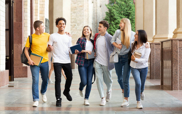 Pruebas exitosas. Estudiantes caminando en campus universitario
 - Foto, imagen