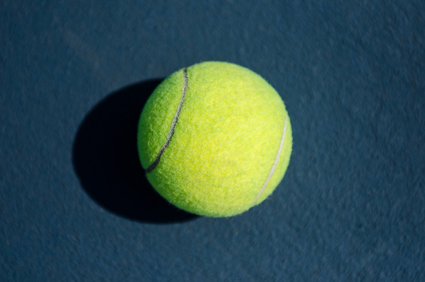 Tenis kortunda izole tenis topu - Fotoğraf, Görsel