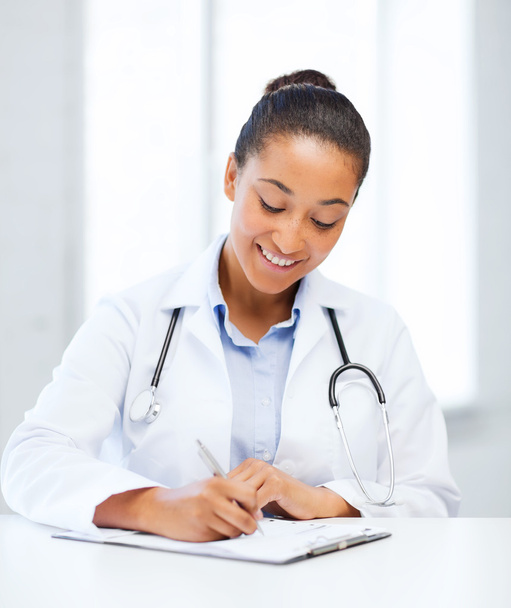 Female doctor writing prescription - Foto, immagini