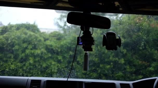 Gotas de chuva no pára-brisas do veículo no fundo do dia chuvoso
 - Filmagem, Vídeo