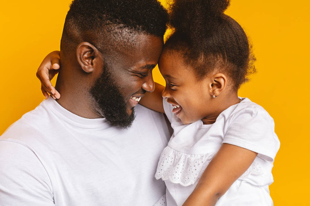 Papa afro-américain lié avec sa petite fille
 - Photo, image