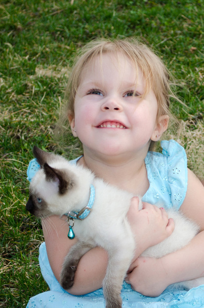 Надежный ребенок с котенком
 - Фото, изображение
