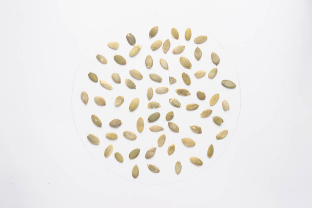 Семена сухой тыквы, изолированные на белом фоне
.  - Фото, изображение