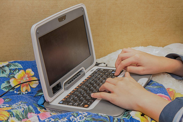 chlapec a počítač - Fotografie, Obrázek