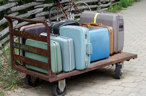 Rostiger Karren und Koffer - Foto, Bild