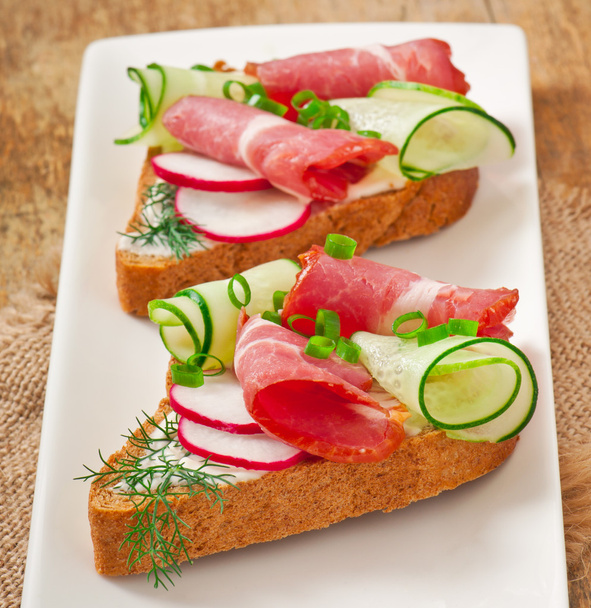 Sandwich with ham, cucumber and radish - Foto, Imagen