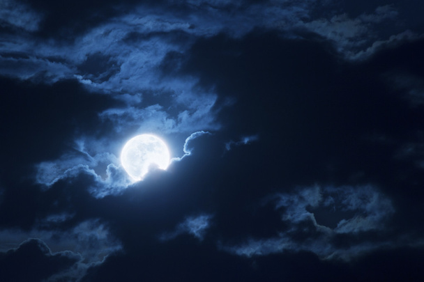 dramatische nächtliche Wolken und Himmel mit wunderschönem blauen Vollmond - Foto, Bild