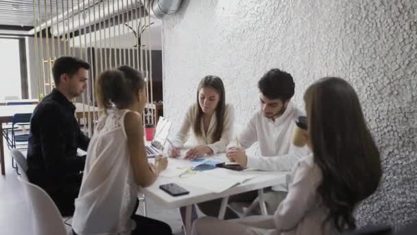 Jonge hipster business group werken samen en brainstormen voor ideeën in loft office. - Video