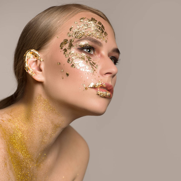 女性の肌に黄金のマスク。多くの金粒子.  - 写真・画像