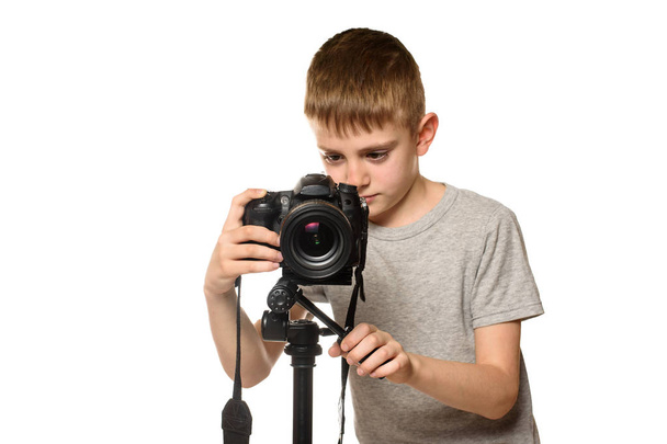 Školák střílí video na DSLR kameře. Pohled zepředu. Bílé pozadí, izolace - Fotografie, Obrázek
