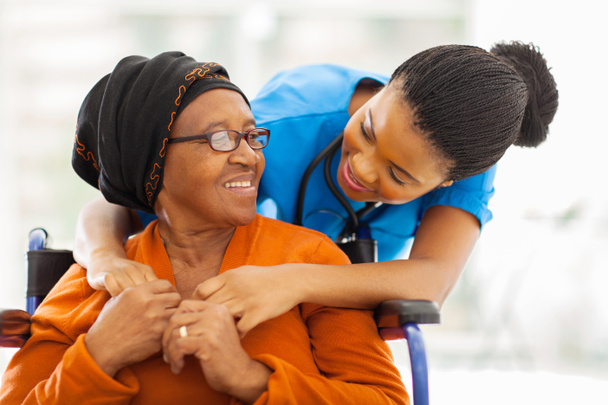 paziente anziano africano con infermiera donna
 - Foto, immagini