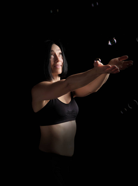 bella donna atletica con corpo muscoloso vestito con un nero
 - Foto, immagini