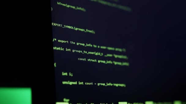 Close-up-Programmierung und Programmierung auf dem Bildschirm. Hacker-Computerbildschirm. Computer-Hacker tippen Code auf Tastatur spät in der Nacht. - Filmmaterial, Video