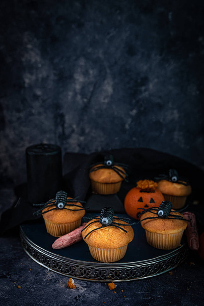 halloween muffins and spiders, party baking ideas for kids, scary, spooky - Foto, Imagem