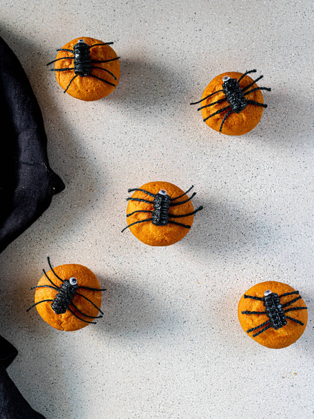 cadılar bayramı kekler ve örümcekler, çocuklar için parti pişirme fikirleri, korkutucu, ürkütücü - Fotoğraf, Görsel