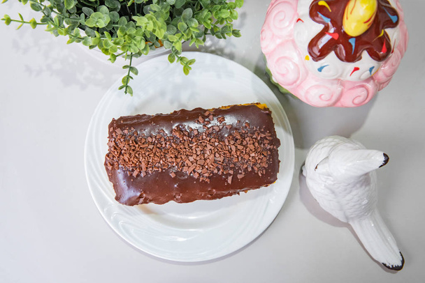 Κέικ καρότο με σοκολάτα-με πλάκα και λευκό φόντο στο  - Φωτογραφία, εικόνα