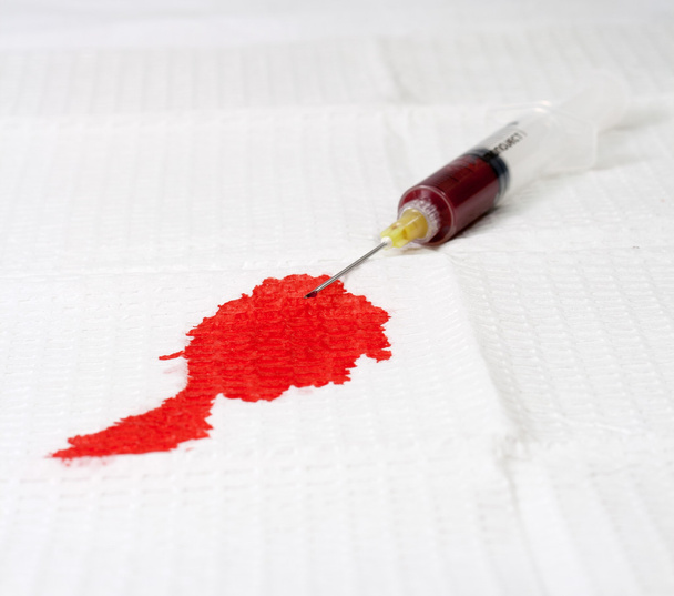 krev na bílý přehoz z jehly - Fotografie, Obrázek
