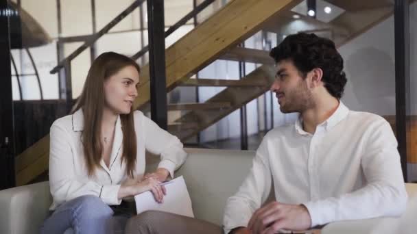 Επιχειρηματίες συζητούν την οικονομική κατάσταση της εταιρείας, ενώ κάθεται στον καναπέ - Πλάνα, βίντεο