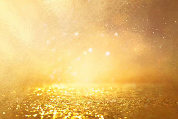 Hintergrund der goldenen glitzernden Lichter. de fokussiert - Foto, Bild