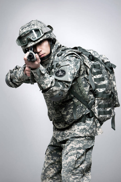 Armed soldier holding a rifle. - Foto, Imagem