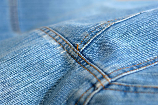 Джинсовые джинсы в синем цвете
. - Фото, изображение
