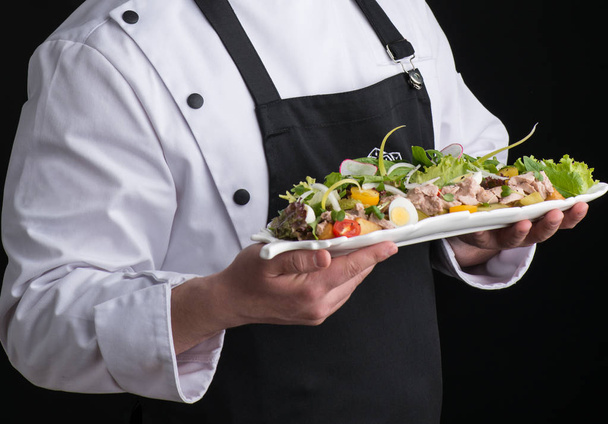el chef sirve el plato
 - Foto, Imagen