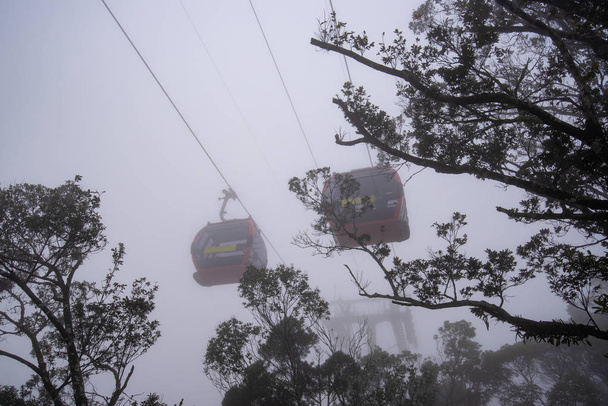 Kolejki linowej we mgle. Piękna ścieżka dydaktyczna (da nang, Wietnam) - Zdjęcie, obraz
