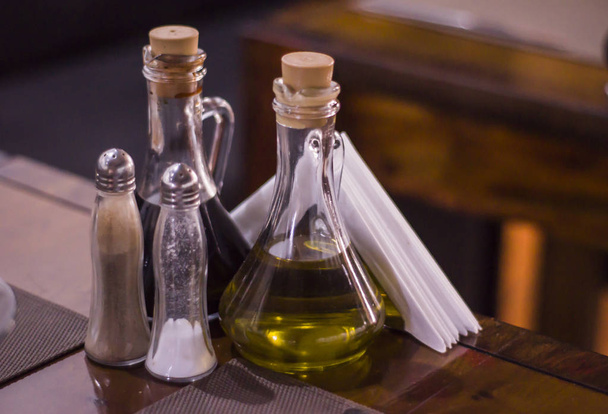 Flessen olie en azijn met peper en zout - Foto, afbeelding